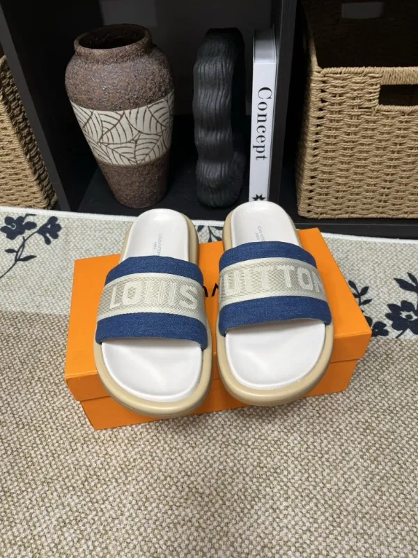 P320💰[New model] Long-term availability, 2025 new model, couple model [LOUlS VUlTTON] comes with drawer box, bag, card, invoice "Louis Vuitton ~ unique modern sandals. 》LV counter purchasing 🏃Men's and women's casual slippers, sold at the same time at the counter, the original old flower material upper is soft and comfortable, (refuses to discolor and rub the feet) sole: original factory special combination original sole, code number: 35--46 4 multiple colors 🉑️ to choose from
